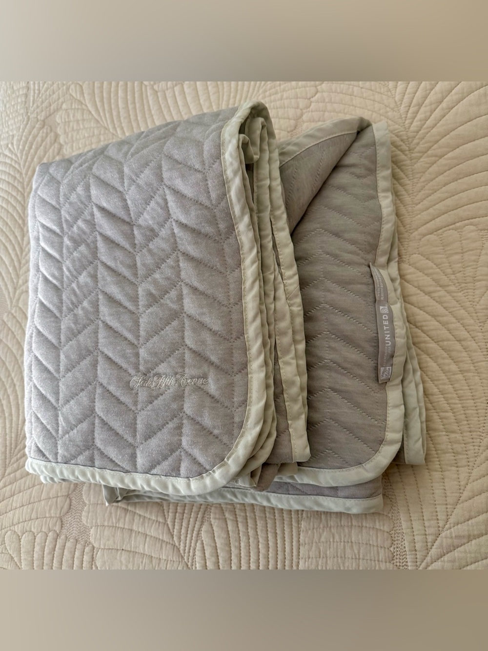 ✈️ Lot 2 Saks Fifth United Airlines Polaris gray Grey Blanket quilt First Class